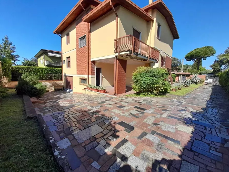 Immagine 3 di Villa in vendita  a Carrara