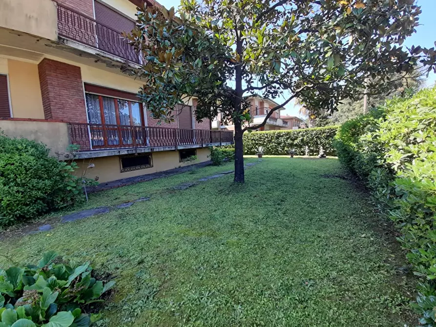 Immagine 2 di Villa in vendita  a Carrara