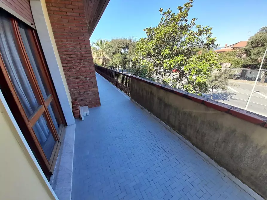 Immagine 16 di Villa in vendita  a Carrara