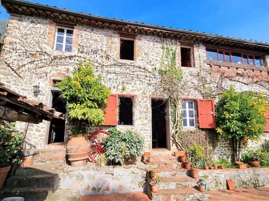 Immagine 2 di Rustico / casale in vendita  a Lucca