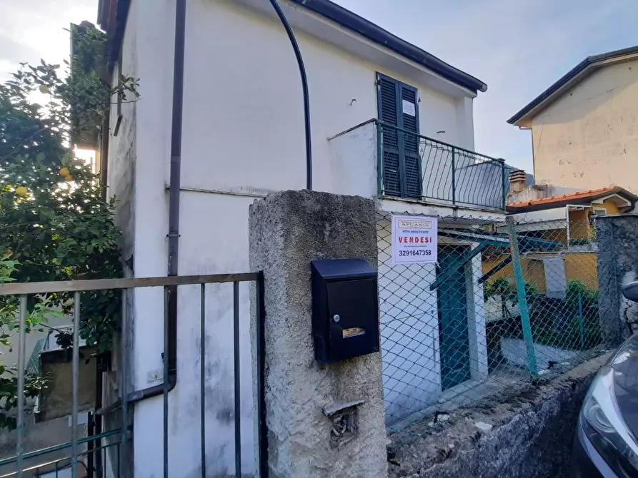 Immagine 1 di Casa semindipendente in vendita  a Massa