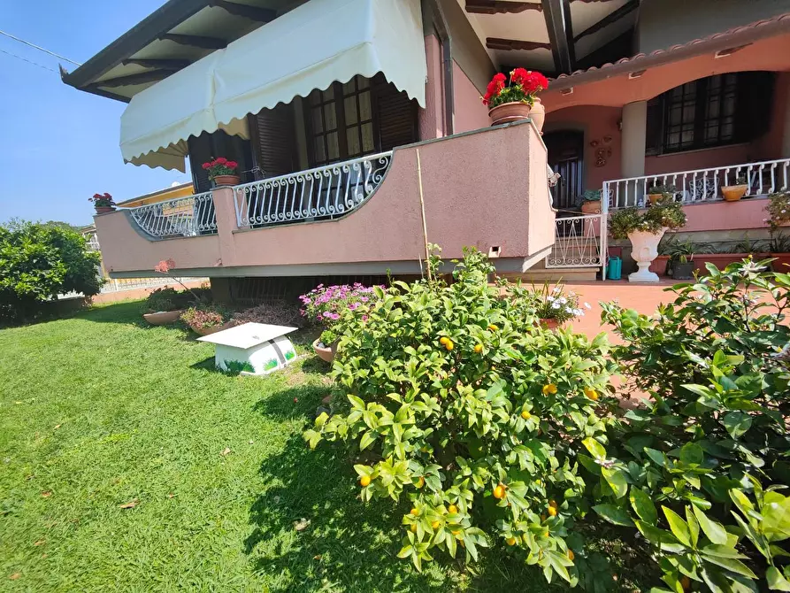 Immagine 8 di Villa in vendita  a Carrara