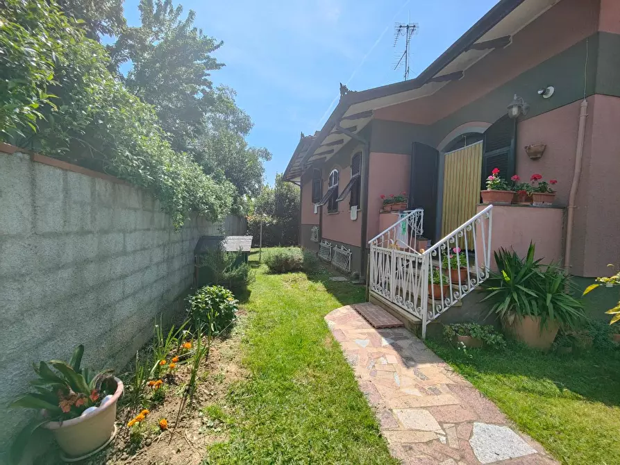 Immagine 3 di Villa in vendita  a Carrara