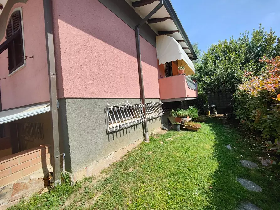 Immagine 7 di Villa in vendita  a Carrara