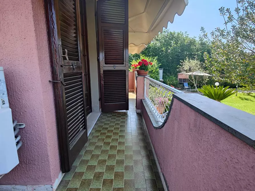 Immagine 5 di Villa in vendita  a Carrara