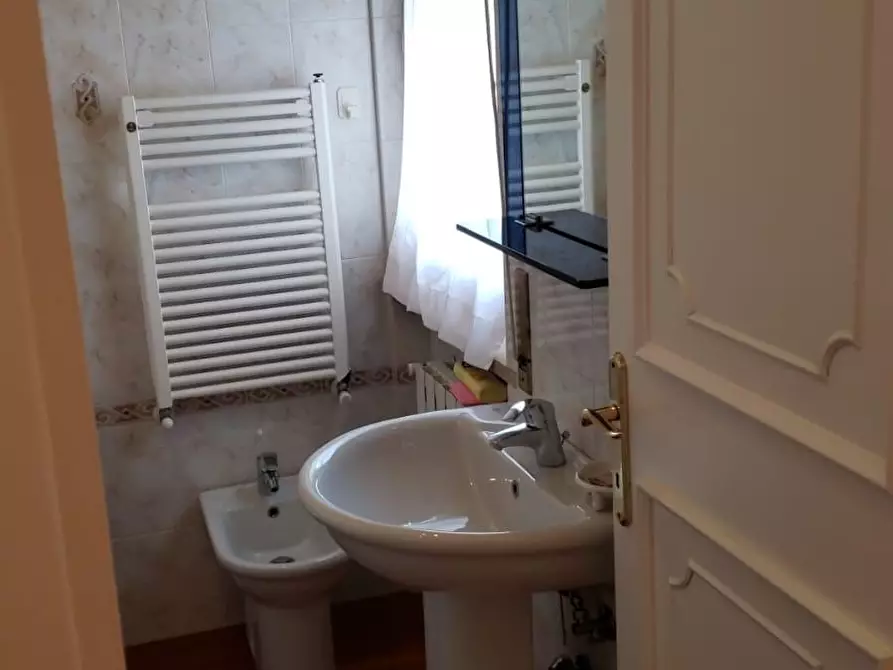 Immagine 17 di Mansarda in affitto  a Massa