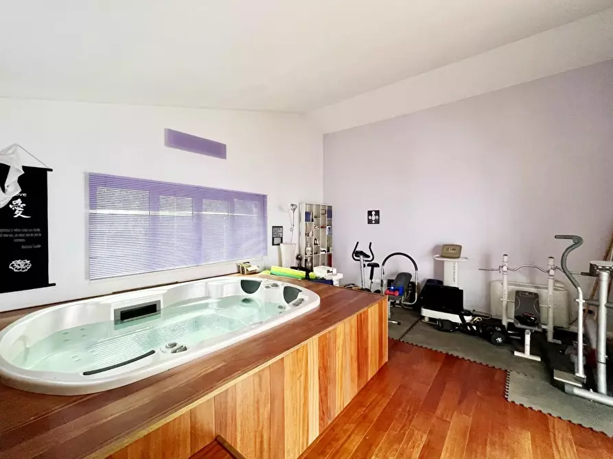 Immagine 36 di Villa in vendita  a Cascina