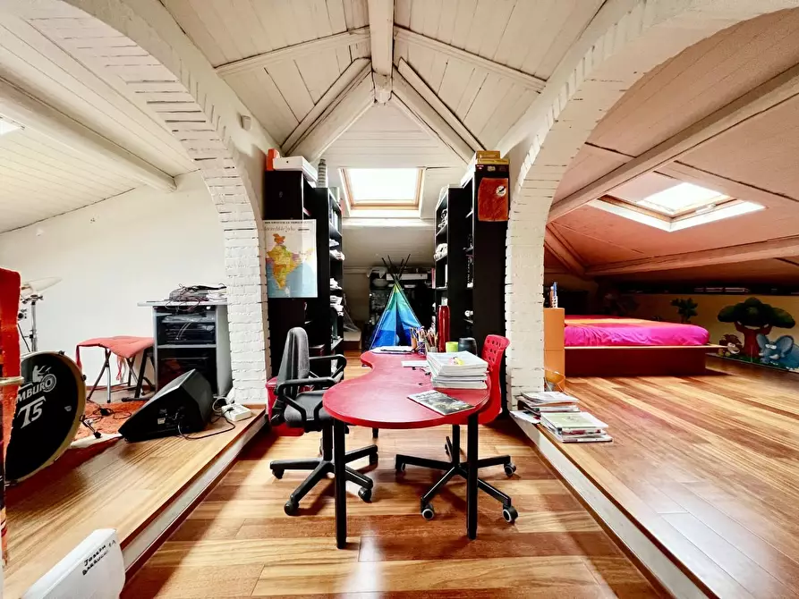 Immagine 25 di Villa in vendita  a Cascina