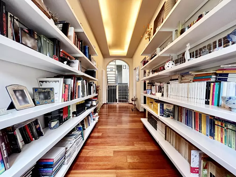 Immagine 2 di Villa in vendita  a Cascina