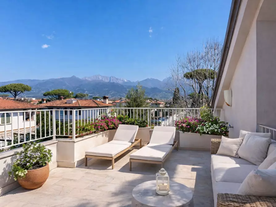 Immagine 1 di Casa bifamiliare in vendita  a Forte Dei Marmi