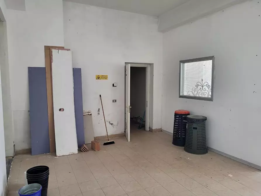 Immagine 11 di Magazzino in vendita  a Campi Bisenzio