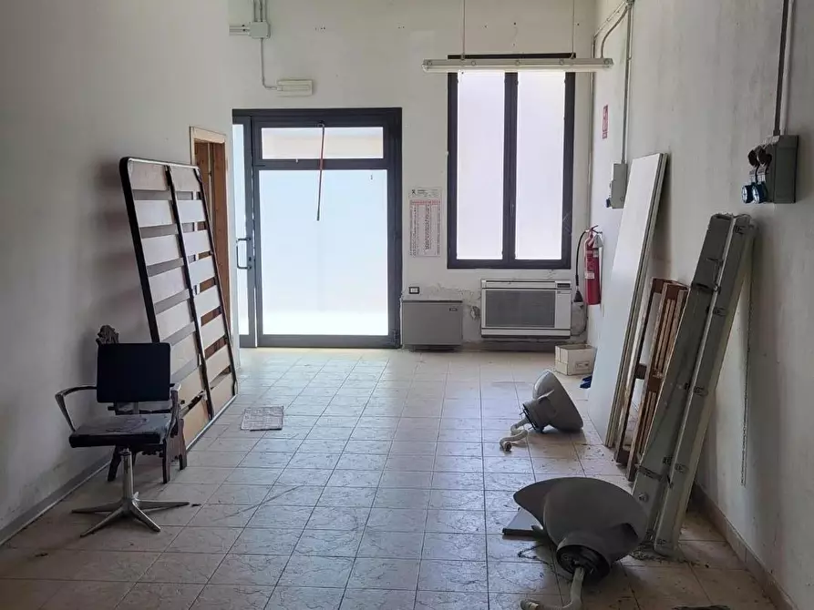Immagine 12 di Magazzino in vendita  a Campi Bisenzio