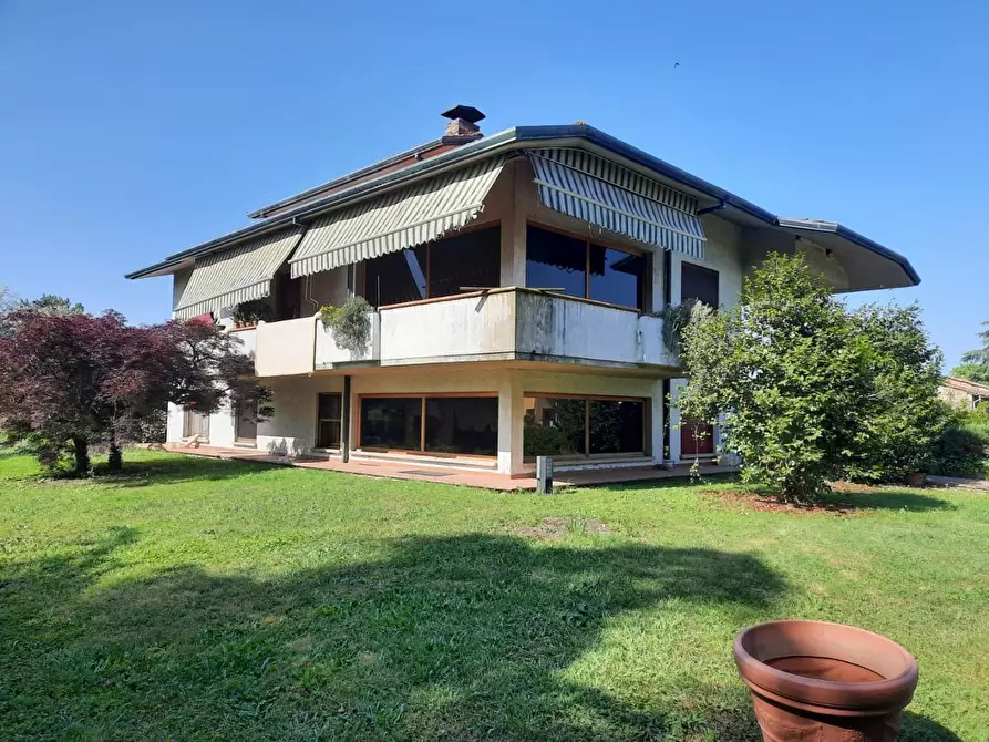 Immagine 1 di Villa in vendita  a Lucca