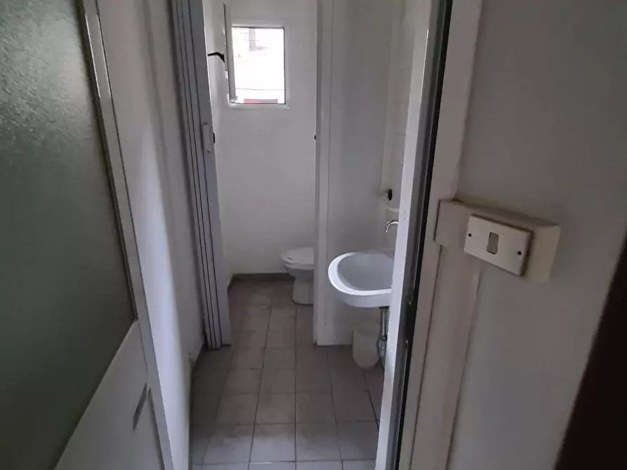 Immagine 3 di Locale commerciale in vendita  a Carrara