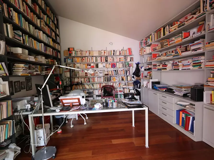 Immagine 25 di Villa in vendita  a Cascina