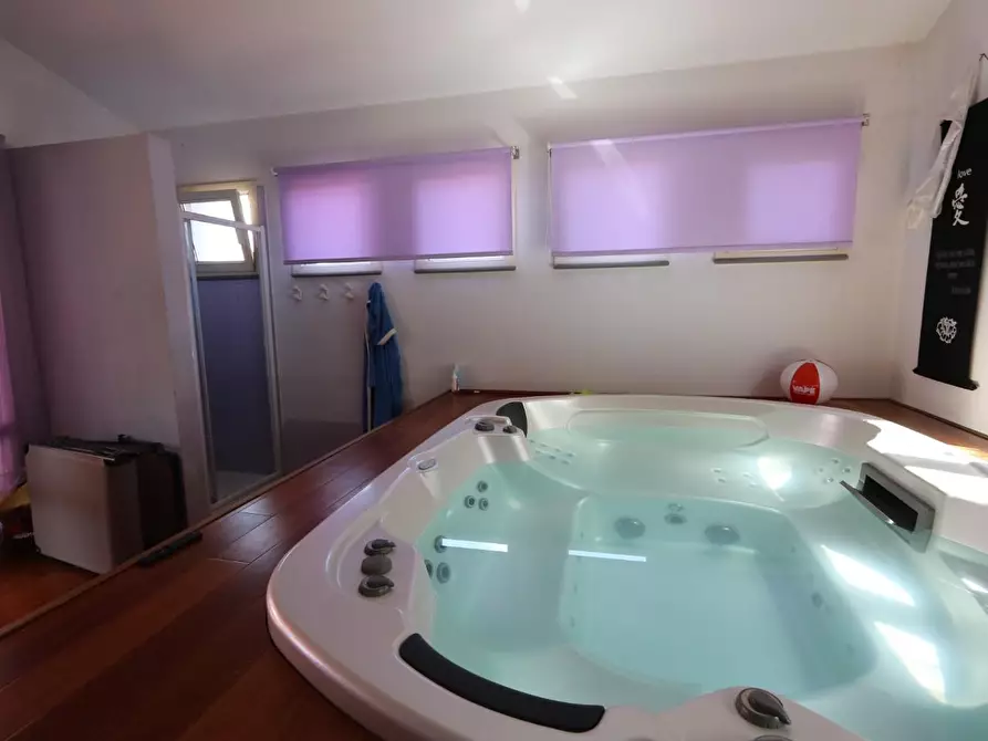 Immagine 27 di Villa in vendita  a Cascina