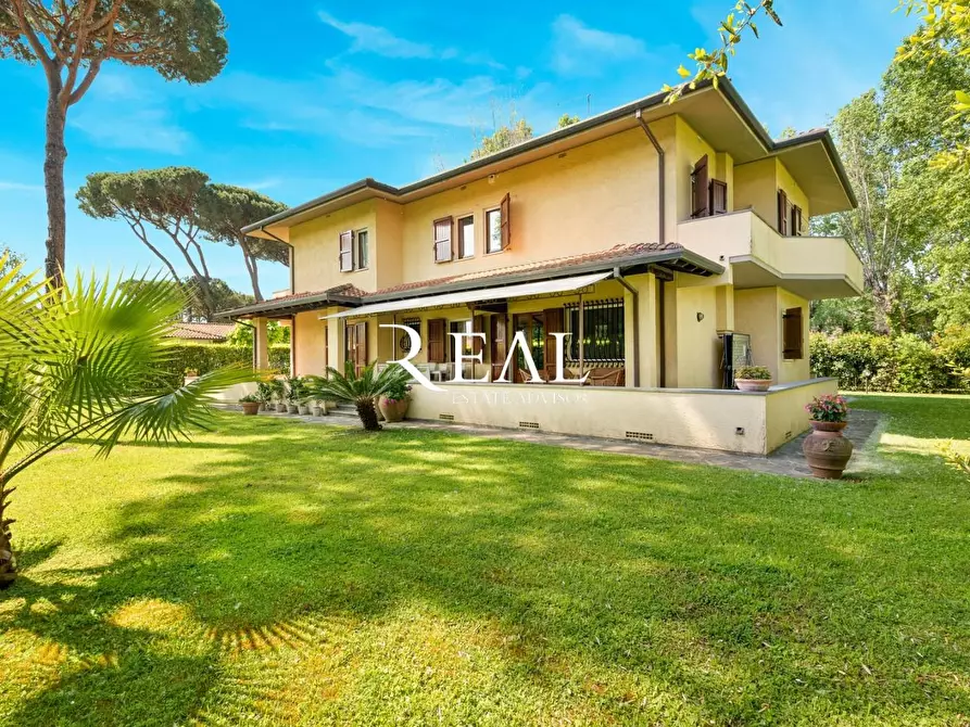 Immagine 1 di Villa in vendita  a Forte Dei Marmi