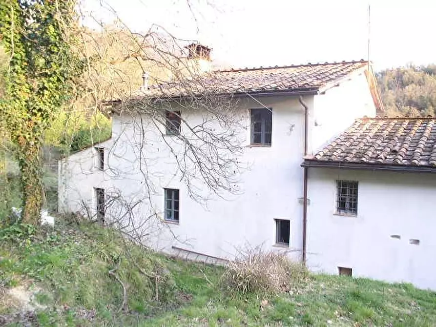 Immagine 2 di Rustico / casale in vendita  a Lucca