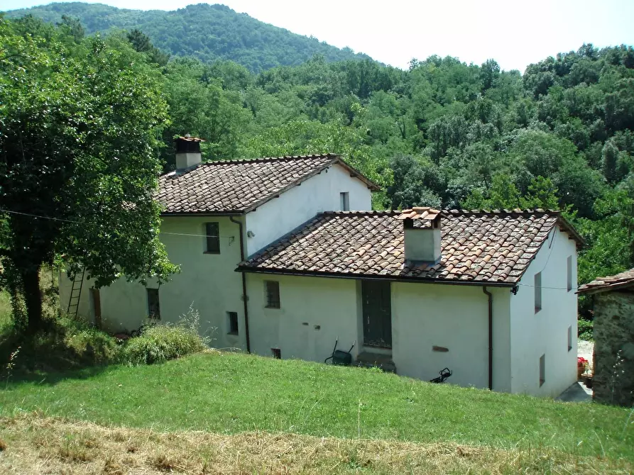 Immagine 11 di Rustico / casale in vendita  a Lucca