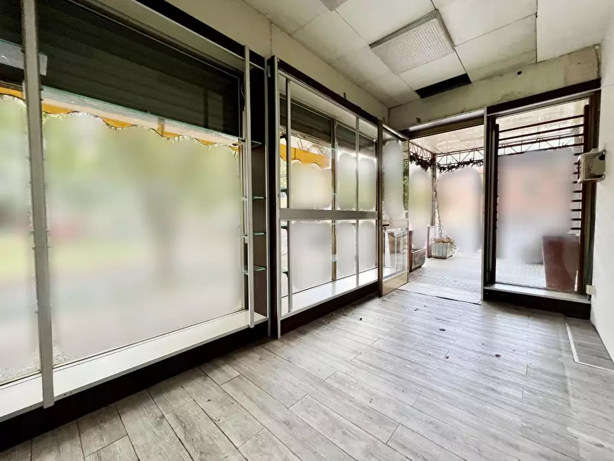 Immagine 7 di Locale commerciale in vendita  a San Giuliano Terme