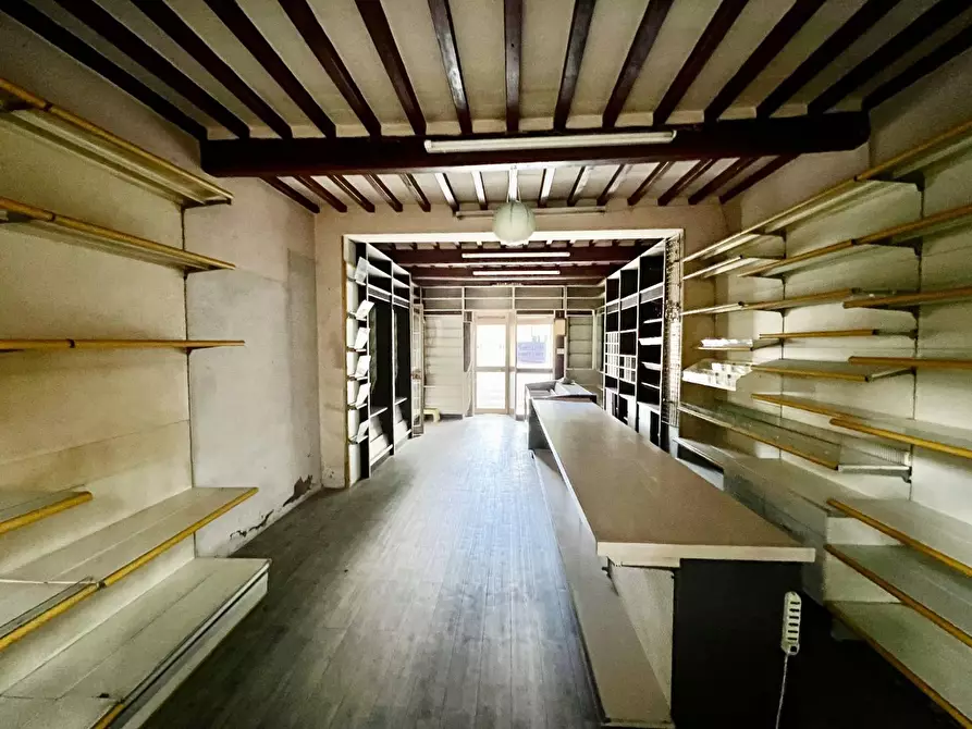 Immagine 4 di Locale commerciale in vendita  a San Giuliano Terme