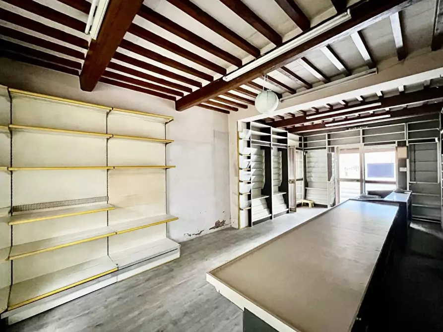 Immagine 3 di Locale commerciale in vendita  a San Giuliano Terme