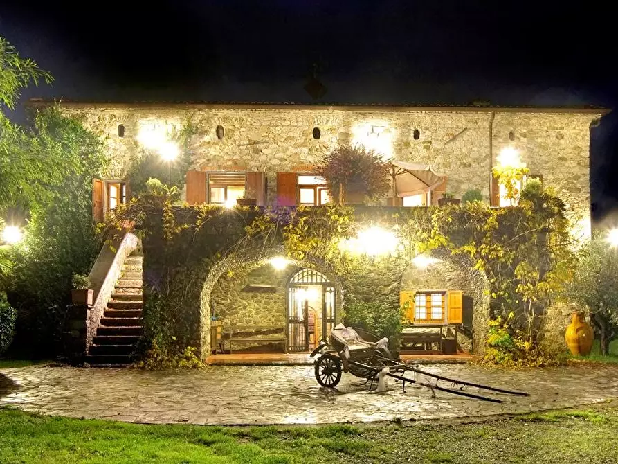 Immagine 1 di Villa in vendita  a Villafranca In Lunigiana