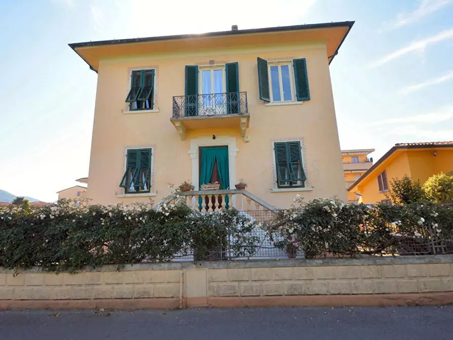 Immagine 36 di Villa in vendita  a Lucca