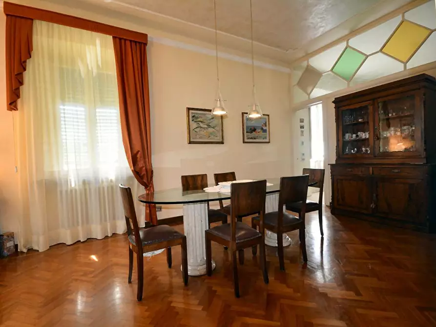 Immagine 4 di Villa in vendita  a Lucca