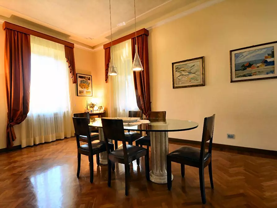 Immagine 2 di Villa in vendita  a Lucca