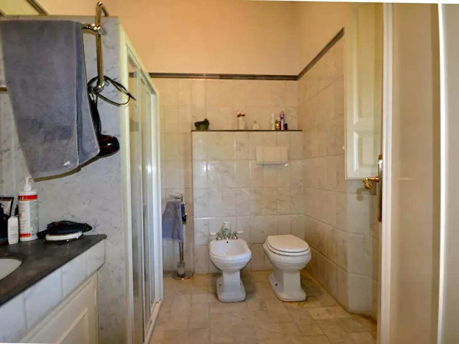 Immagine 11 di Villa in vendita  a Lucca