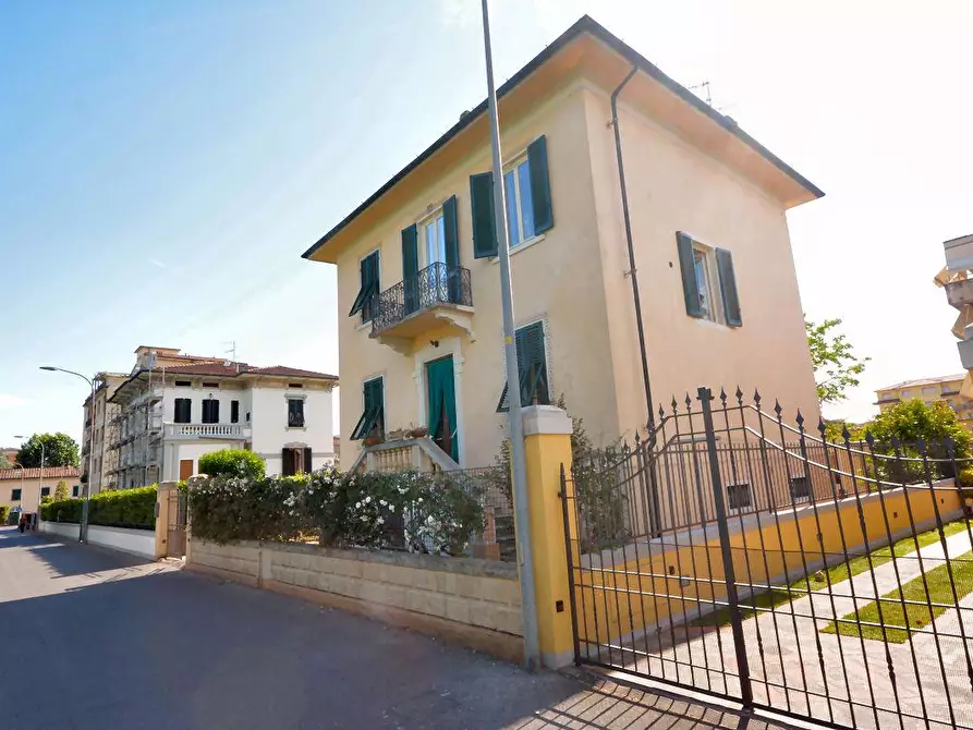Immagine 37 di Villa in vendita  a Lucca
