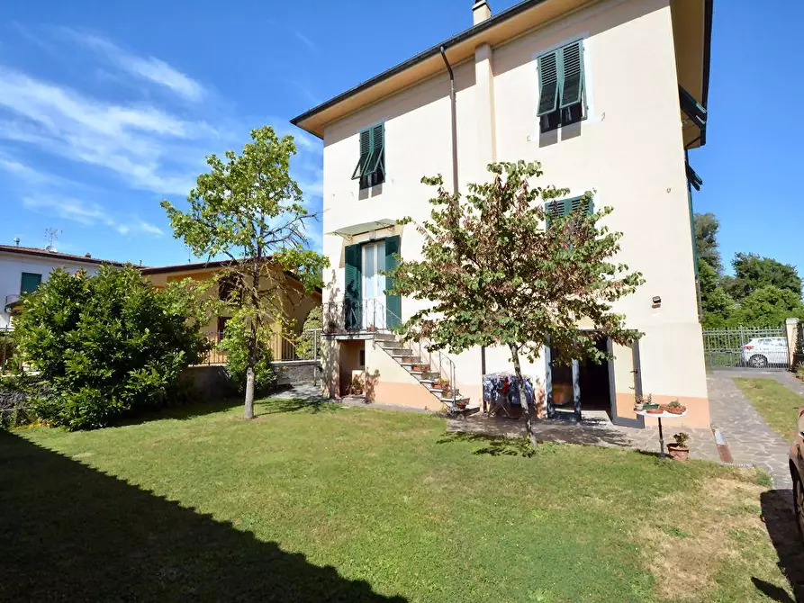 Immagine 29 di Villa in vendita  a Lucca
