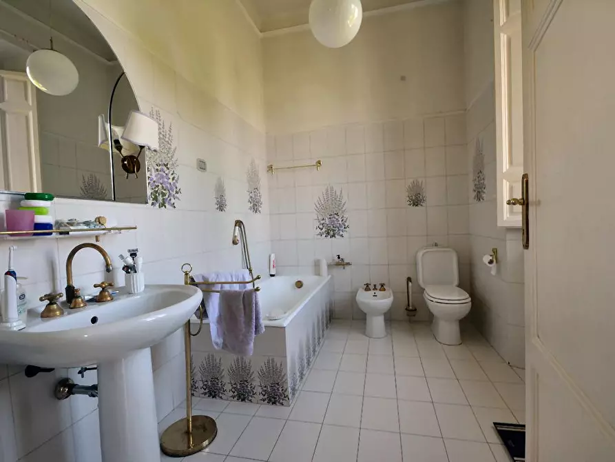 Immagine 20 di Villa in vendita  a Lucca