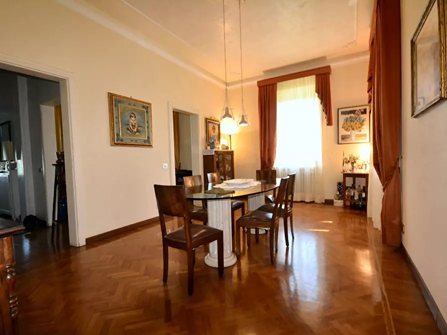 Immagine 3 di Villa in vendita  a Lucca
