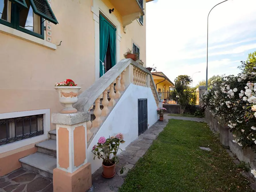 Immagine 35 di Villa in vendita  a Lucca