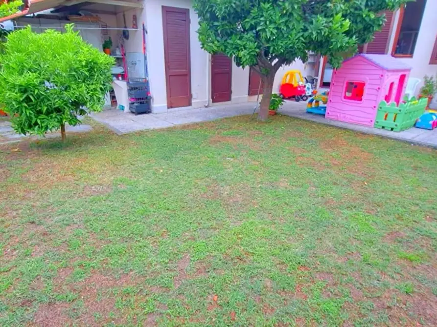 Immagine 10 di Terratetto in vendita  a Viareggio