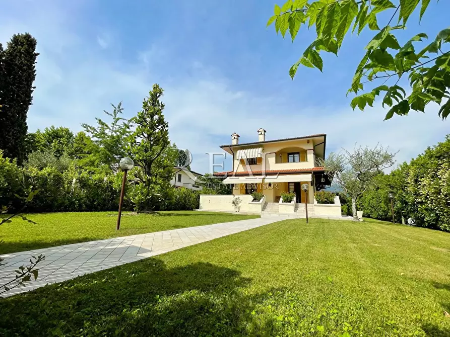 Immagine 1 di Villa in vendita  a Forte Dei Marmi