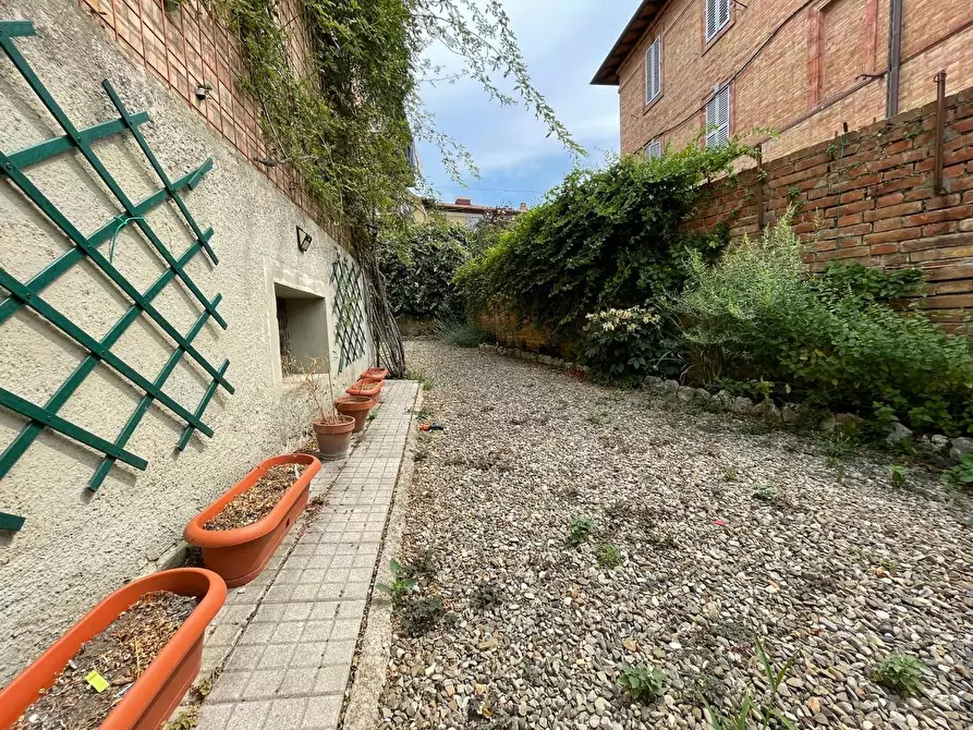 Immagine 25 di Appartamento in affitto  a Siena