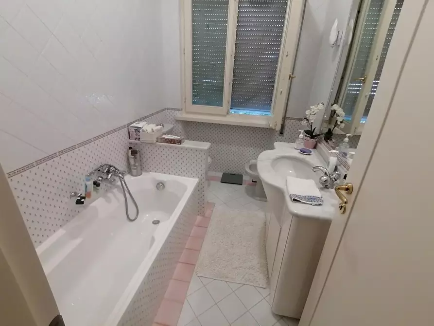 Immagine 27 di Villa in vendita  a Lucca