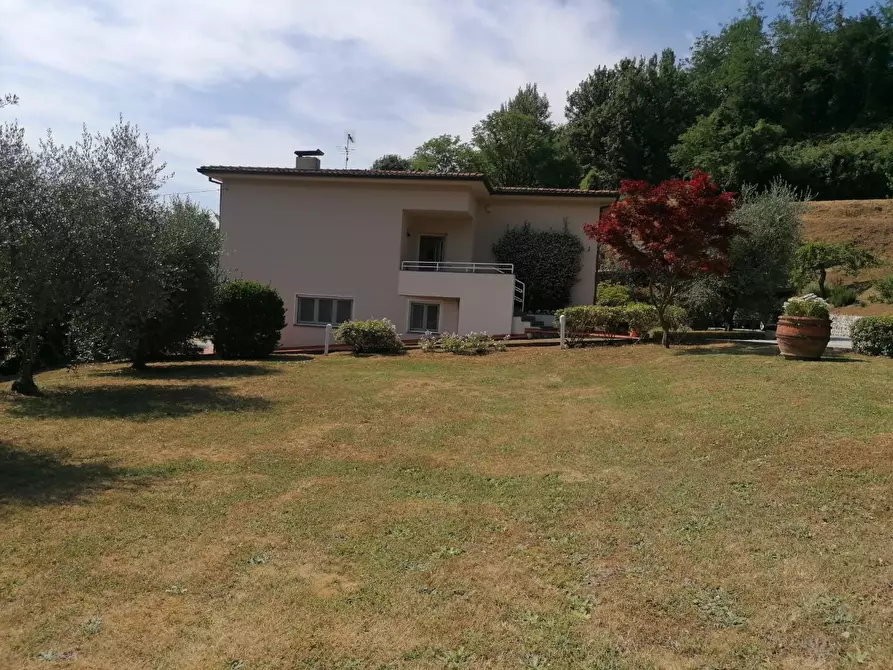 Immagine 1 di Villa in vendita  a Lucca