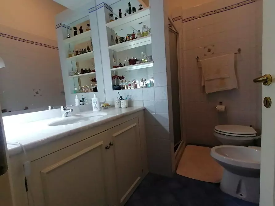 Immagine 18 di Villa in vendita  a Lucca