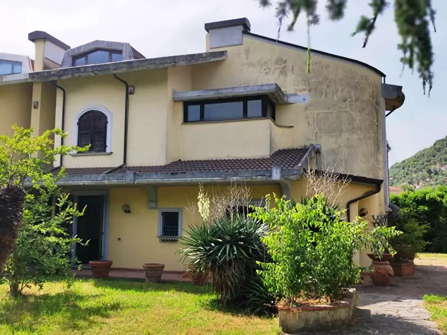 Immagine 1 di Casa bifamiliare in vendita  a Carrara