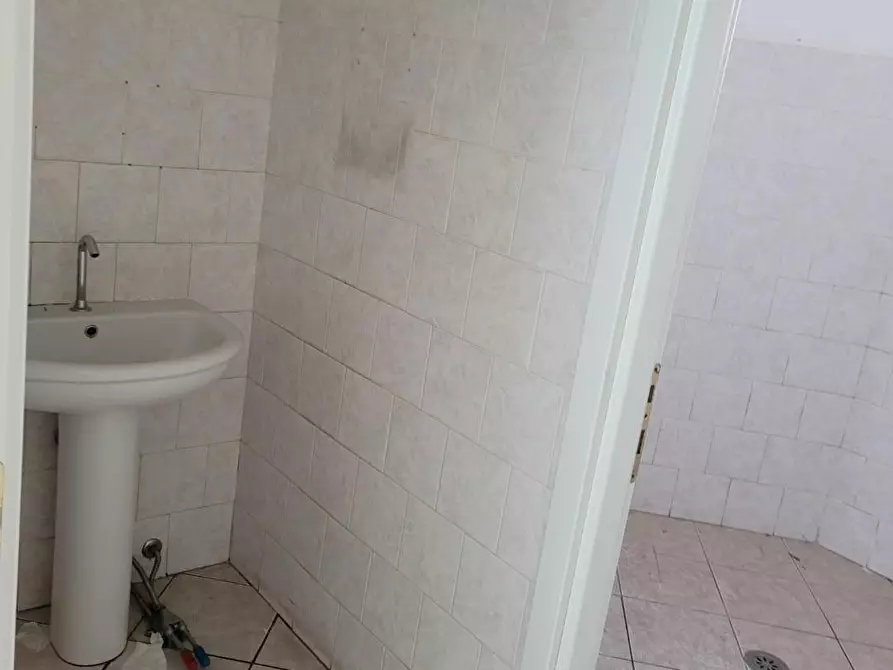 Immagine 6 di Locale commerciale in vendita  a San Giuliano Terme