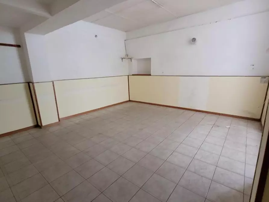 Immagine 2 di Locale commerciale in vendita  a San Giuliano Terme