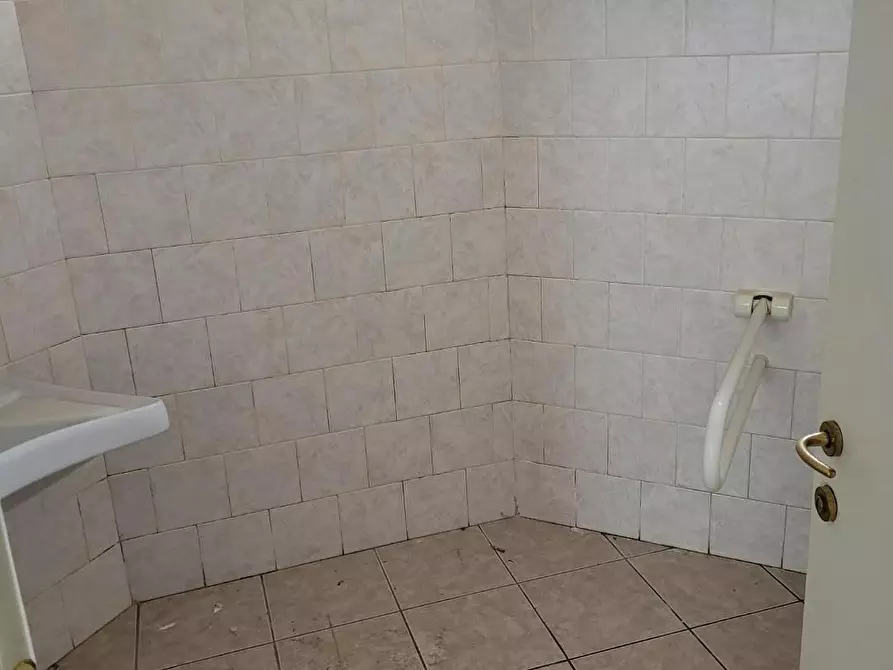 Immagine 5 di Locale commerciale in vendita  a San Giuliano Terme