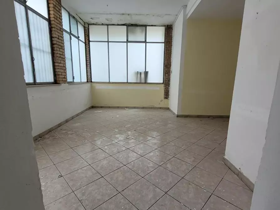 Immagine 3 di Locale commerciale in vendita  a San Giuliano Terme