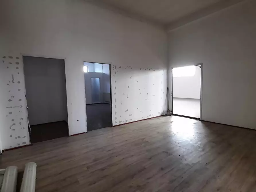Immagine 4 di Loft/Open space in vendita  a Cascina