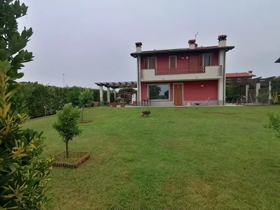 Immagine 1 di Villa in vendita  a Camaiore