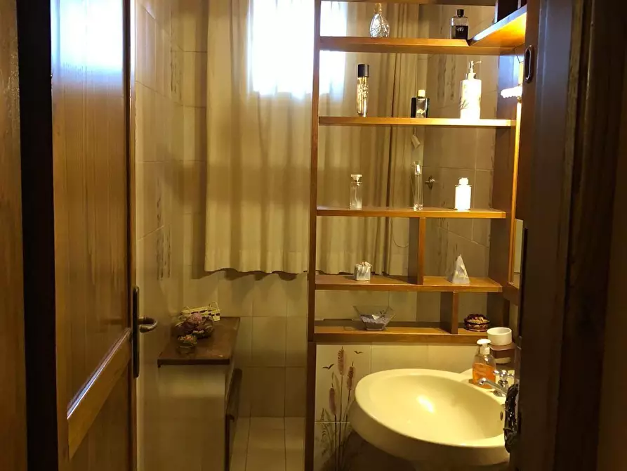 Immagine 9 di Villa in vendita  a Cascina